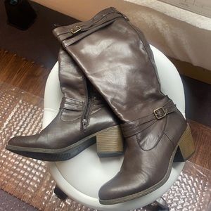 Mid thigh brown boots barely worn